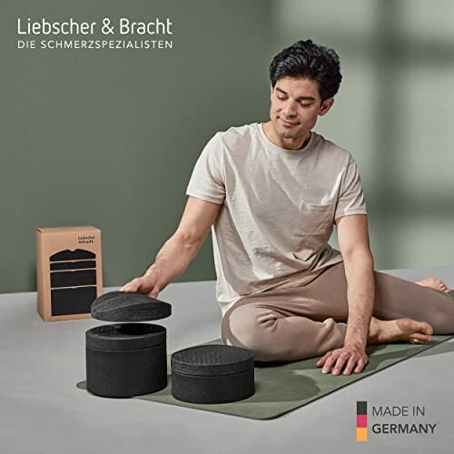 Mann benutzt Schaumstoffblöcke für Übungen