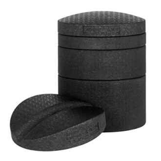 Schwarze stapelbare Schaumstoffzylinder mit Deckel.